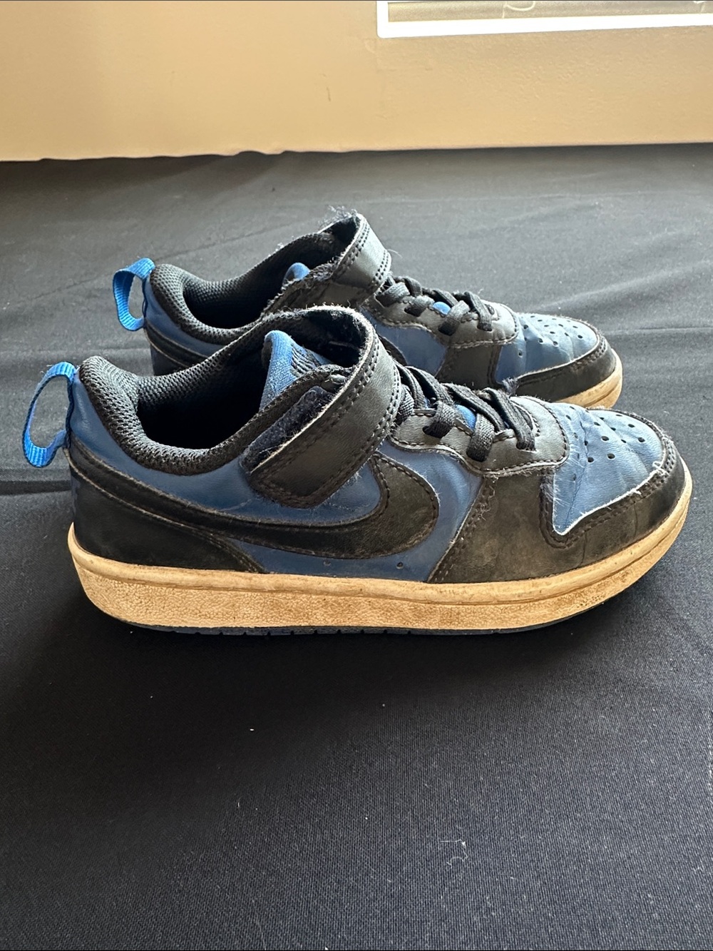 Nike Kids Navy Blue and Black Low-Top Sneakers with Hook-and-Loop Strap